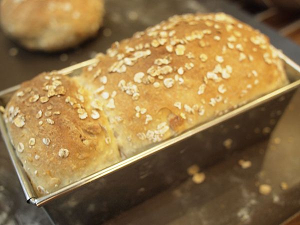 將裝有麵團的烤模送入預熱190度的烤箱中烤約25分鐘烤到麵包呈金黃色