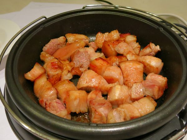 加入豬肉，轉大火。 將豬肉翻炒至上色。