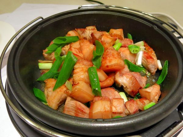 接著加入薑片、蔥白、蔥綠(蔥綠加一半就好)，再翻炒一下，到能夠聞到薑片的味道。