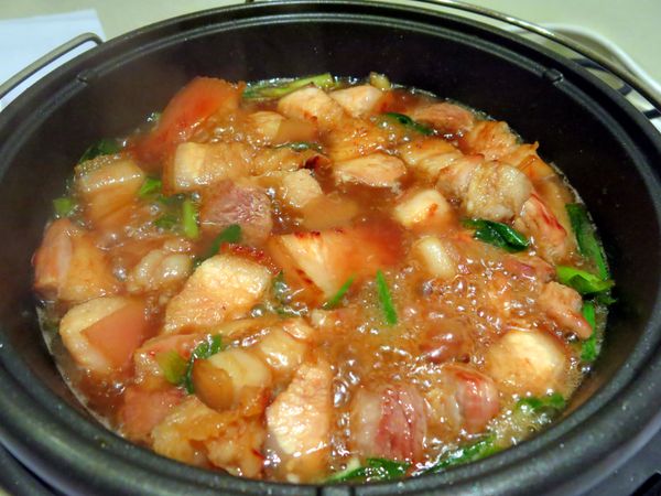 加入米酒、醬油，大火煮滾後讓他稍為滾一下，再加入水，讓調味料大致能淹過豬肉，持續用大火煮到滾。後轉中小火，蓋上蓋子，慢慢煮30~40分鐘