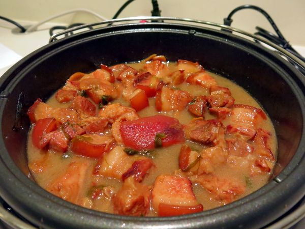 利用煮肉時間，先用小電鍋煮一杯米的飯。等肉煮的差不多後，加入剩下的蔥綠，轉大火滾即可起鍋。