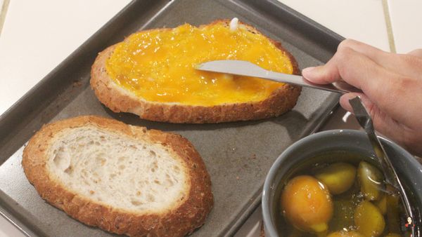 ◆20 分鐘後◆

撈出蛋黃，放在酸種麵包切片上，抹開蛋黃，均勻塗抹在麵包片上