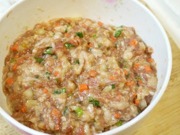 取一大碗，將絞肉依序加入調味料後拌勻。
(包含調味料裡的約3大匙水，這樣蒸出來的肉餡才會軟嫩多汁)