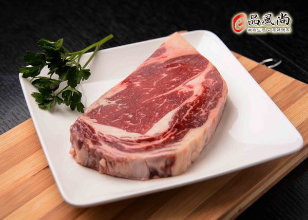 12月的天氣，冷凍退冰約30~40分鐘可拆封準備料理
挑選了美國Prime級的牛肉，榖飼的牛隻脂肪含量較高，呈現明顯大理石紋
肉汁也是自然香甜 ~難以形容的好味道，重點是價格比高貴的和牛親民許多
300g 的大小與厚度，一般人的正常食量剛剛好足夠