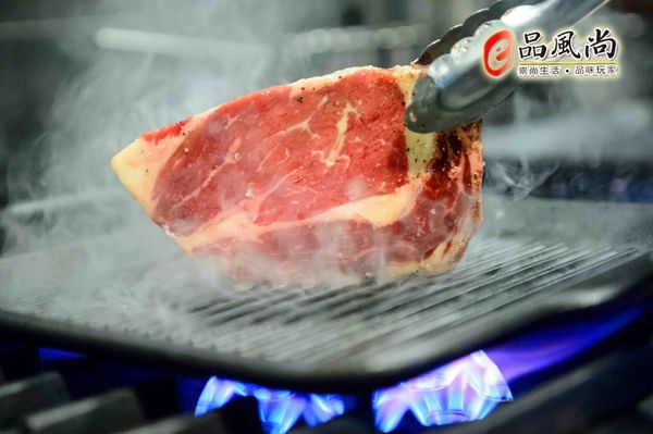 1.使用平底鍋- 首先熱鍋時倒入少許橄欖油，大火將面積較大的兩面稍微煎過，封鎖住牛肉的肉汁。
2.轉小火蓋上鍋蓋，悶煮約至五分~七分熟的程度(視牛排的厚度及部位而定)

如圖使用橫紋烤盤- 表面可以煎出漂亮的格紋，除上述步驟外，可事先將少許橄欖油和胡椒(或岩鹽)抹在牛肉上，再開始料理。
此次選擇的料理方式保留較多原先牛肉中的水分，另外淋了Whisky於表面 (吃不出酒味)
感覺更為鮮嫩可口