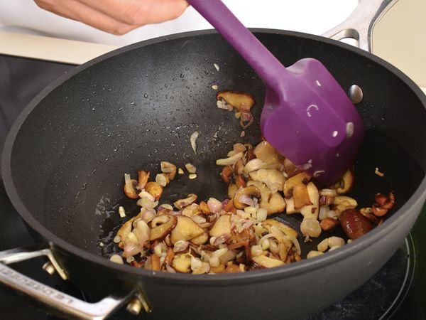 蘑菇、香菇炒上色後，加入紅蔥頭爆香，再加入菠菜葉炒至軟，以白胡椒及海鹽作調味。
