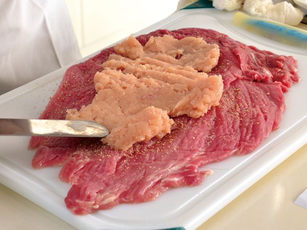 將小里肌劃刀片開後攤平，鋪上一層薄塑膠袋，以肉槌敲打至約0.5公分厚備用。
將雞胸肉以調理機打成泥狀，均勻抹在攤平的小里肌上，再放上炒過的菠菜野菇料。