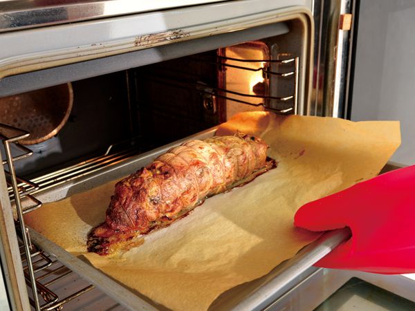 放入已預熱250度的烤箱中，烘烤約15分鐘，再將烤箱溫度降至180度，烤約20分鍾即可。在滾水中加入適量海鹽，將青花菜燙熟；牛蕃茄切片灑上適量砂糖，略微煎香即可與烤好的肉卷一同盛盤作為配菜。