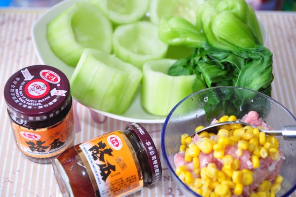 備料:先將大黃瓜切對等的圓柱狀挖出內籽、清江菜川燙備用、將絞肉加入白芝麻與玉米粒