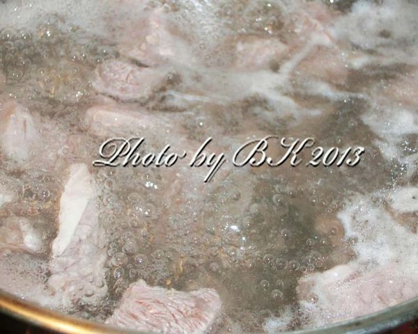 ［準備］食材洗淨並切成適當大小，牛腩汆燙備用。