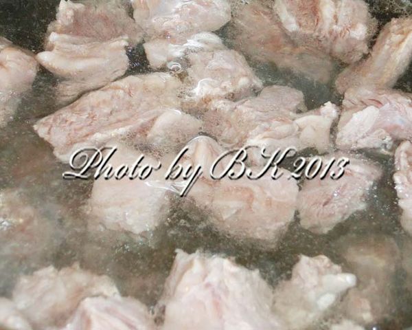 取一鍋，加入牛腩及米酒，大火煮滾後，蓋鍋小火燉煮約1.5小時，牛腩及牛高湯分裝備用。