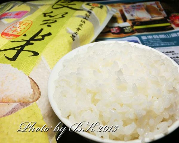 將步驟4煮熟的香Q白米飯盛碗。