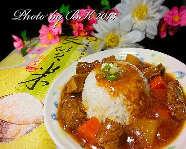 步驟5白米飯倒扣於盤中，再淋上步驟3【紅燒牛腩】，撒上蔥末，就完成了超級美味的【紅燒牛腩飯】囉！