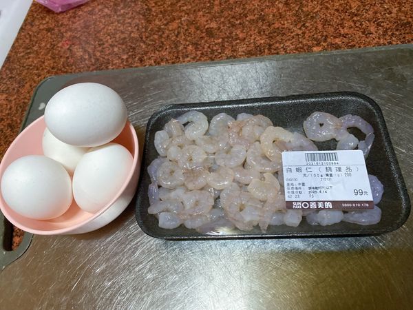 將蝦仁洗淨備用、雞蛋打散備用