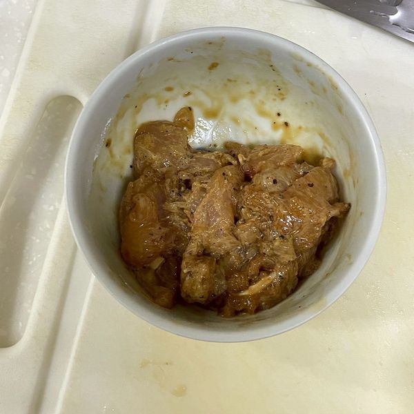 雞胸肉切塊，加入醬油、黑胡椒及麵粉抓醃10分鐘