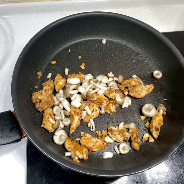 雞胸肉炒半熟後，加入菇菇