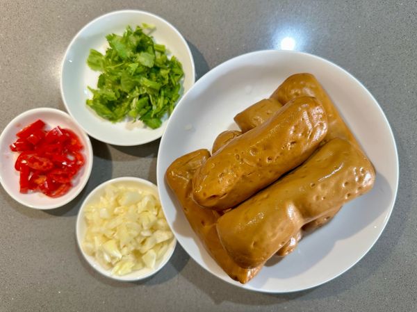 ●素雞洗過瀝乾。
●香菜洗淨剪末。(若不敢吃香菜可以用青蔥替代)
●蒜瓣洗過切掉蒂頭拍碎剝膜。
●辣椒當盤飾用買不辣的洗淨剪末去籽。