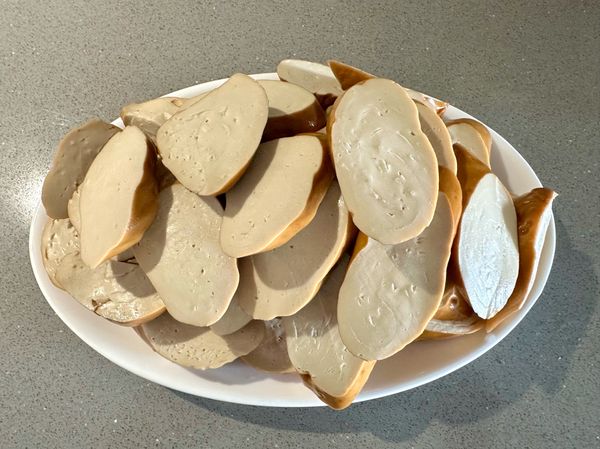 ●做過很多次涼拌素雞，之前都是整條汆燙放涼再切片，發現這樣比較不飽水，今天換先切片再汆燙，素雞吃起來更柔軟保水，以後都先切片再汆燙，下次想買白素雞來試試。