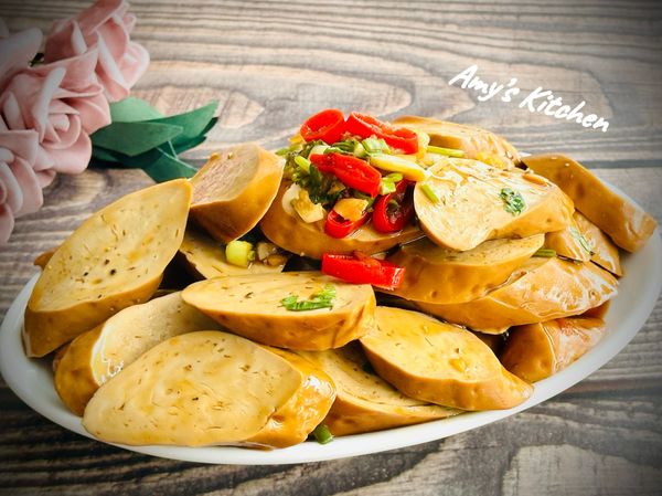 上桌盛盤前再次拌拌讓素雞滋味更完整，先切再汆燙，好吃。