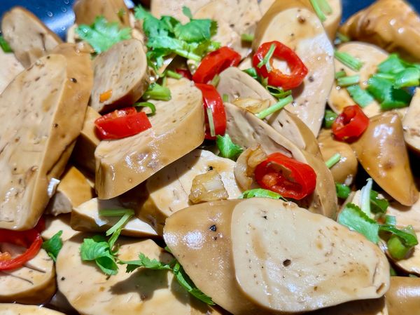 ●汆燙好的素雞片把鍋裡的水倒掉，把剩下材料跟調味料全部加進來，趁鍋中餘溫更好拌勻調味料，完成。