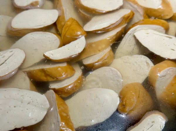 ●用煎蛋的原鍋直接加水煮滾放素雞，中小火蓋鍋汆燙5分鐘，這樣素雞多了一點點煎蛋留下的油脂更滑順，若沒有先煎蛋的習慣可以滴1小匙烹調用油。