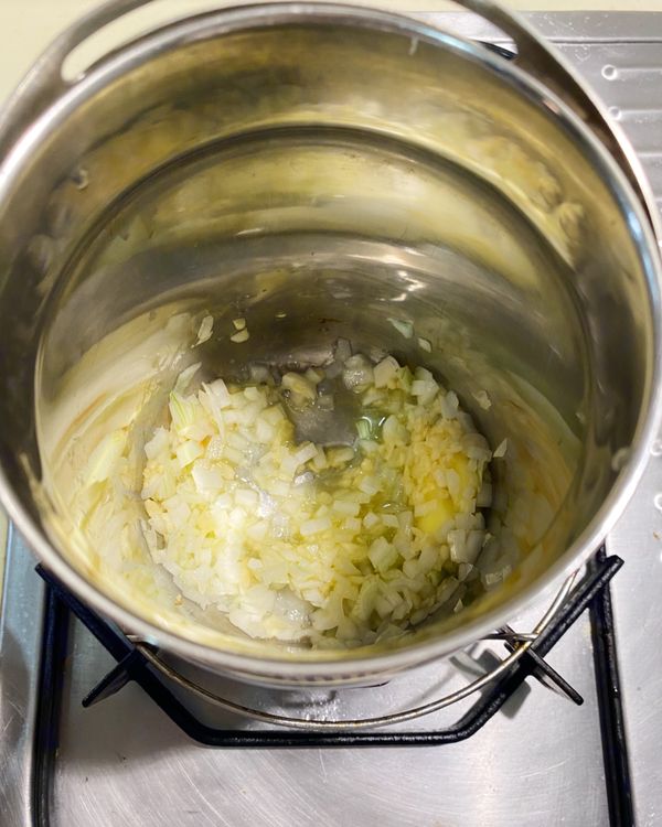 燜燒內鍋中放入無鹽奶油，以中小火先將洋蔥與大蒜炒香。