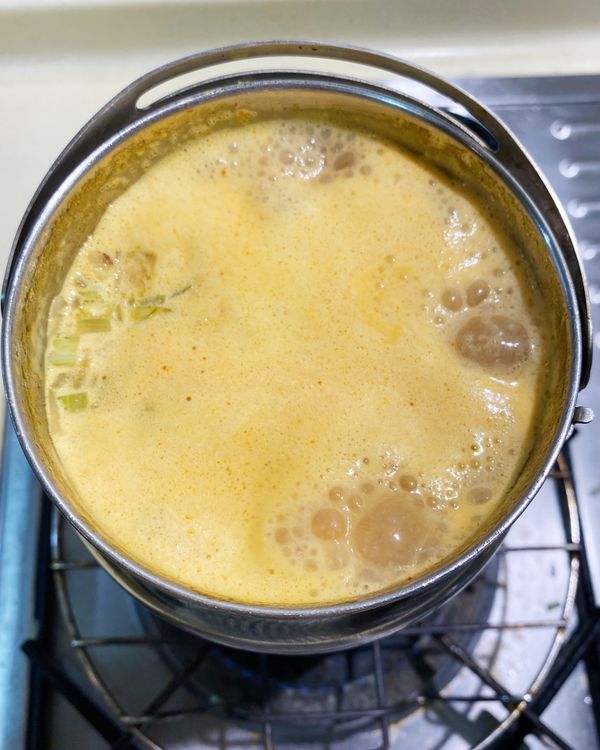 加入番茄糊、蔬菜高湯與鮮奶油一起煮至滾沸。