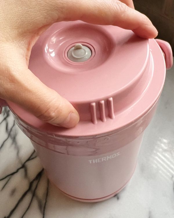 接著放入外鍋中，持續燜燒約10分鐘。