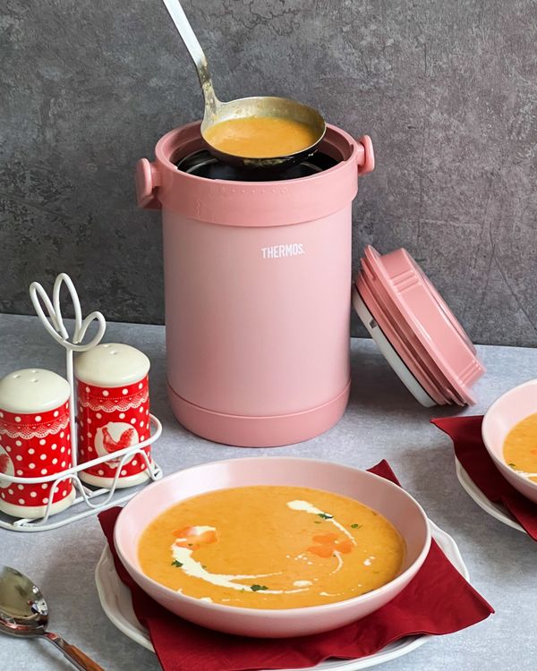 取出後，使用蔬菜調理棒將加所有材料打成粗泥狀。
最後使用鹽與適量現磨黑胡椒調味。
食用前撒上巴西里葉碎即可。