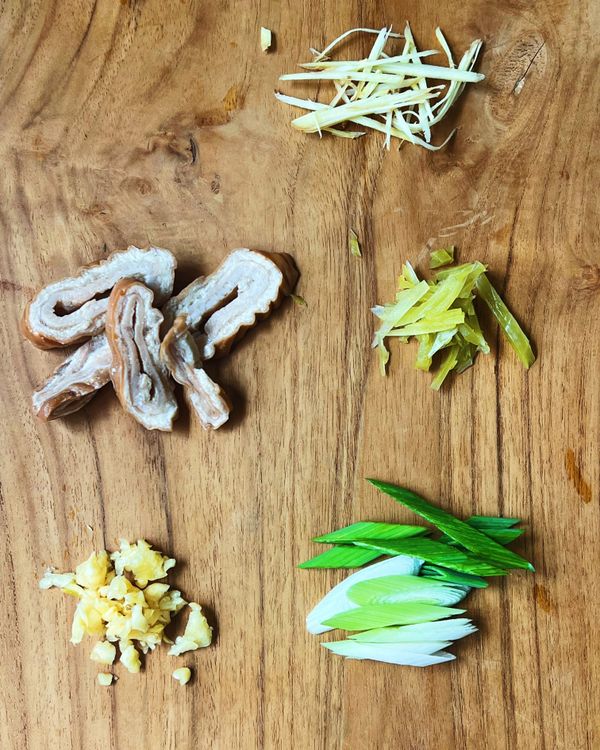 鴨血放入加了鹽了沸水中汆燙一下取出備用。