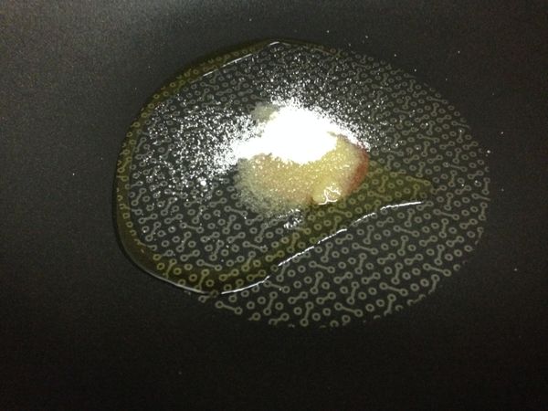 約1茶匙的油熱鍋，先將糖放入小火拌炒到糖開始融化。