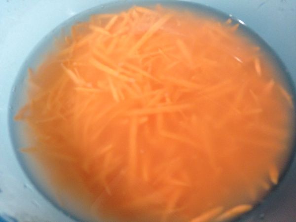 地瓜去皮刨絲後泡水。