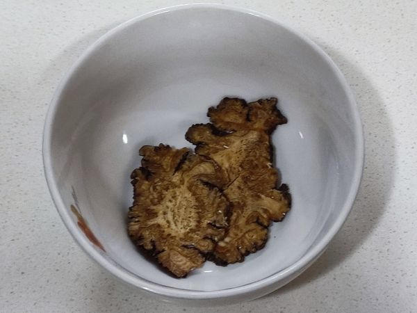 準備當歸酒：當歸以流動水略微沖洗乾淨後，加入米酒浸泡即完成