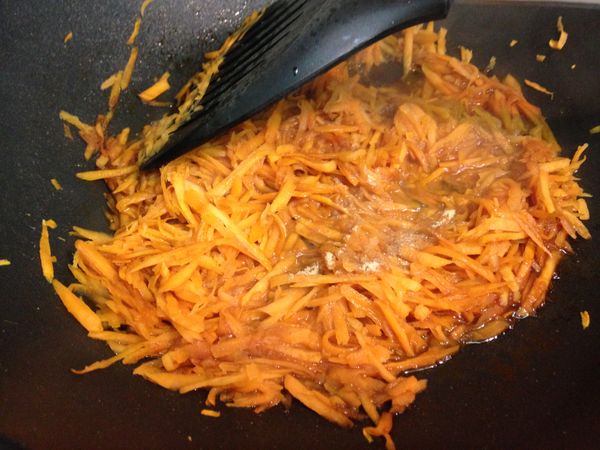 放入瀝乾水份的地瓜絲後，再將醬油、白醋、白胡椒與2~3大匙的水加入一起拌炒到地瓜絲鬆軟。(約只要5分鐘就可以了)