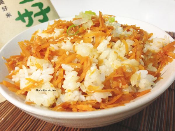 將炒好的地瓜籤拌在剛煮好的白米飯中，鹹鹹甜甜的古早風味，讓人停不下筷子喔^___^