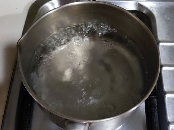 川燙無骨雞腿肉：將川燙水煮滾