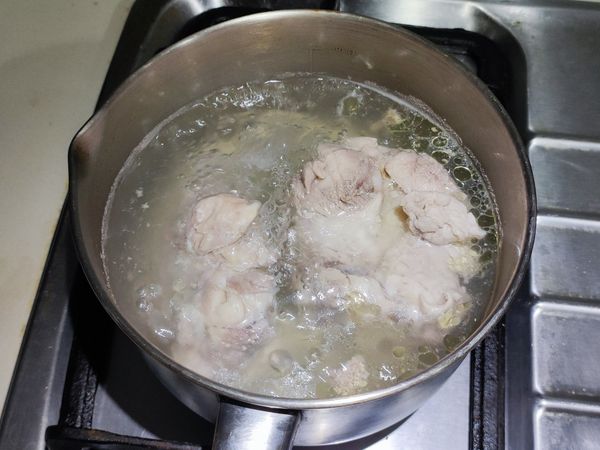 加入清洗後的無骨雞腿肉，川燙至飄起浮沫(雞肉不需完全燙熟)