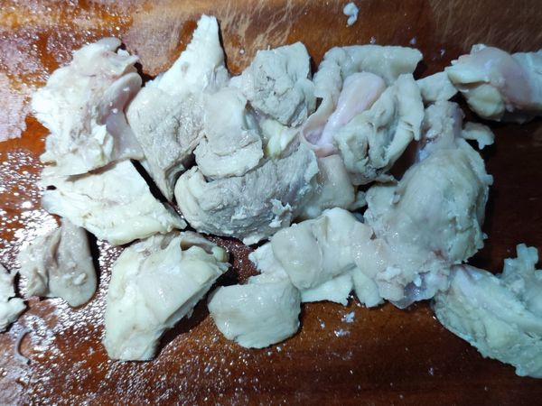 將無骨雞腿肉切成小塊備用