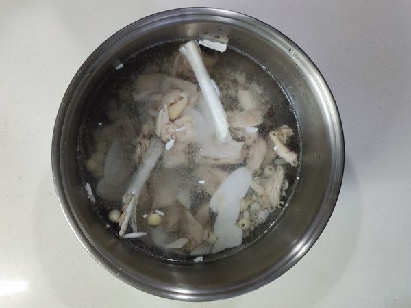 將四神藥材用水略微沖洗乾淨後，加水準備燉煮。