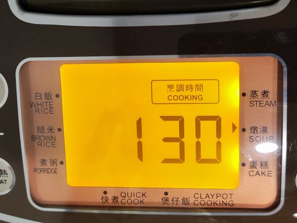 開啟電子鍋的燉湯功能，燉煮完成後加入鹽拌勻