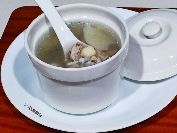 將四神雞湯呈碗後，加入2小匙當歸米酒更加美味