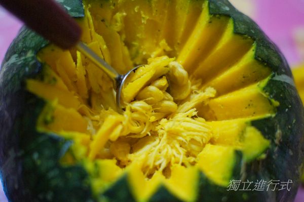 先切除南瓜的蒂頭上部
挖出南瓜籽