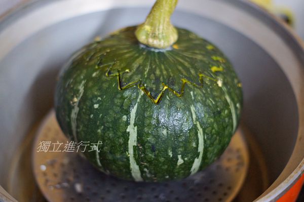 放入電鍋.外鍋一杯水.蒸10分鐘