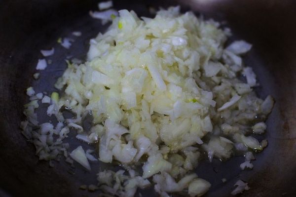 沙拉油熱鍋後.加入洋蔥丁.炒香
