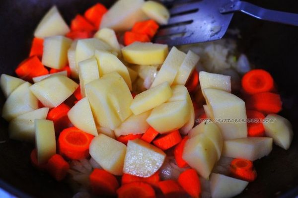 馬鈴薯和紅蘿蔔去皮切塊狀.
一起入鍋.加600CC的水.
牛頭牌咖哩塊建議用量是1塊咖哩塊+100CC的水.一起煮.
起鍋前.加入豬肉片