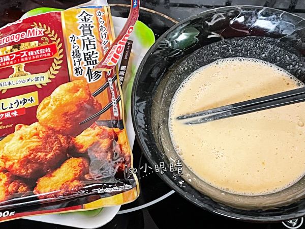 先把粉用水攪拌均勻。