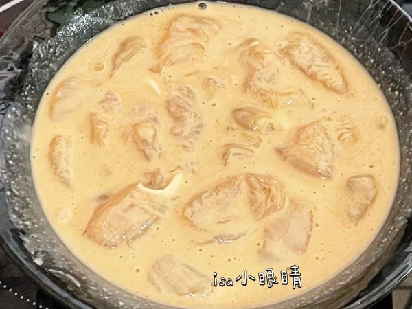 把雞肉放進調好的粉漿，放置10分鐘。