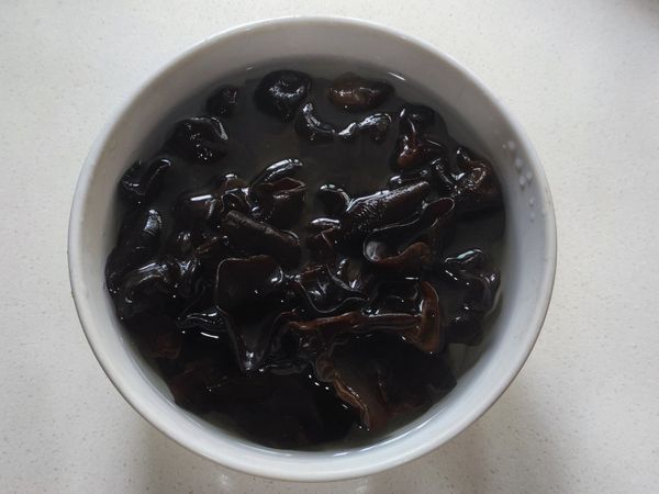 乾木耳清洗後，加水泡發