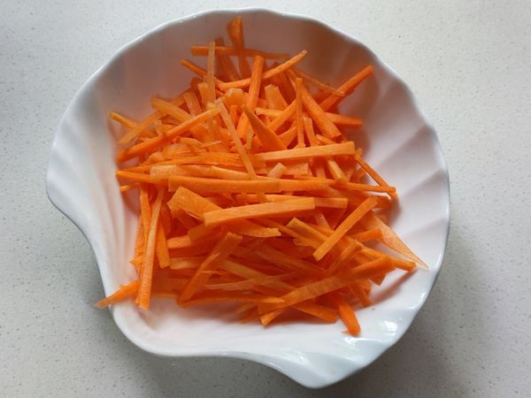 紅蘿蔔清洗去皮後切絲