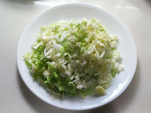 高麗菜清洗後切小丁